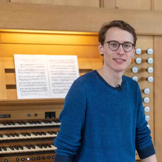 Mann mit Brille vor Orgel