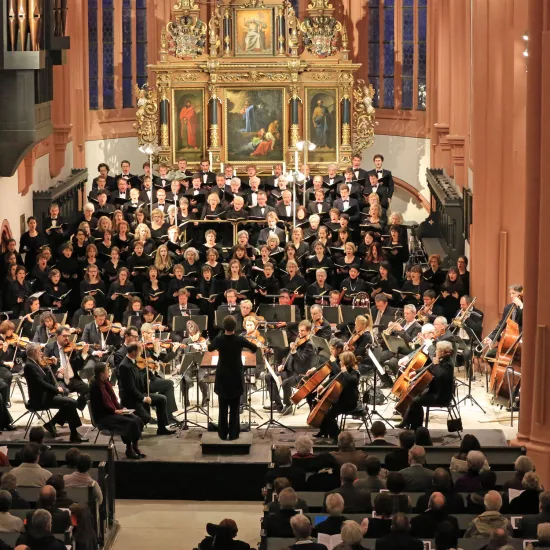 Ein großes Orchester mit Chor in der Kirche