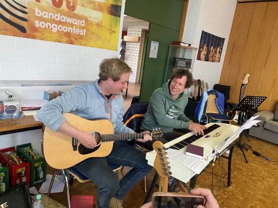 Zwei musizierende Männer mit Gitarre und Keyboard