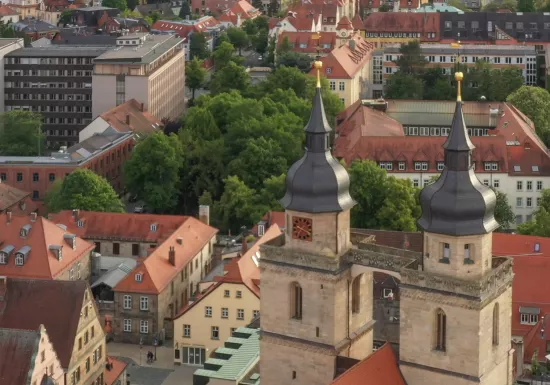 Gemeinde mit Kirche von oben