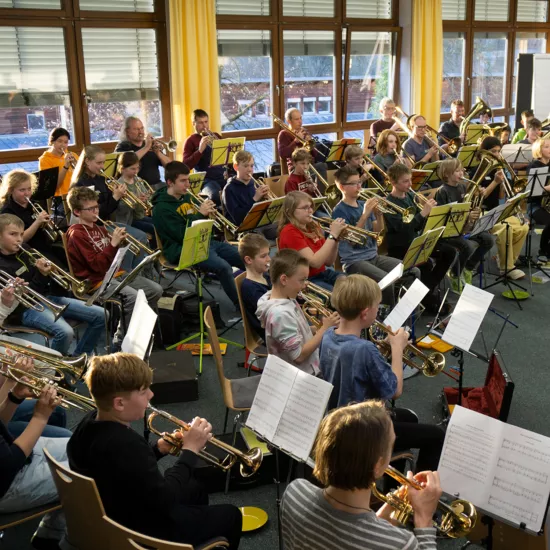 Ein Posaunenchor mit vielen Musizierenden bei der Probe