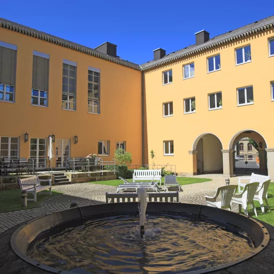 Der Innenhof mit Springbrunnen der Musikhochschule Bayreuth